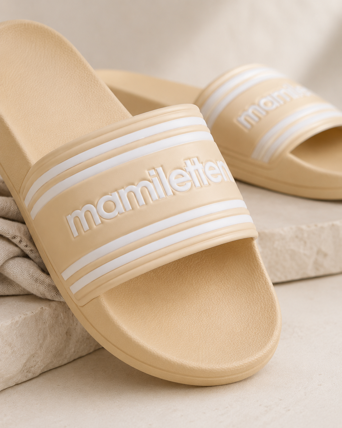 Mamiletten Badeschlappen für Mama | Geschenk zur Babyparty, Geburt oder Muttertag | Beige Slides für werdende Mütter